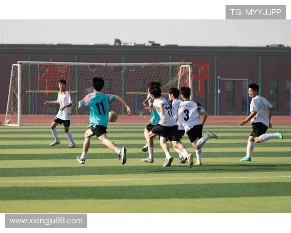 中国足球队迎战西班牙队激情对决展现青春力量与技战术魅力