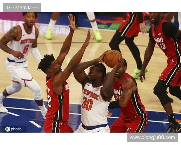 热火与尼克斯激烈对抗场面升级球员冲突引发全场骚动 热火与尼克斯激烈对抗场面升级球员冲突引发全场骚动